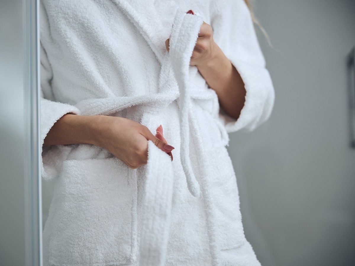 Accappatoio bianco in spugna indossato