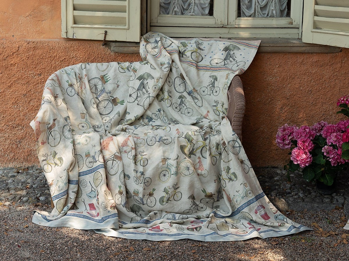 Copriletto a fiori steso su una poltrona all'aperto