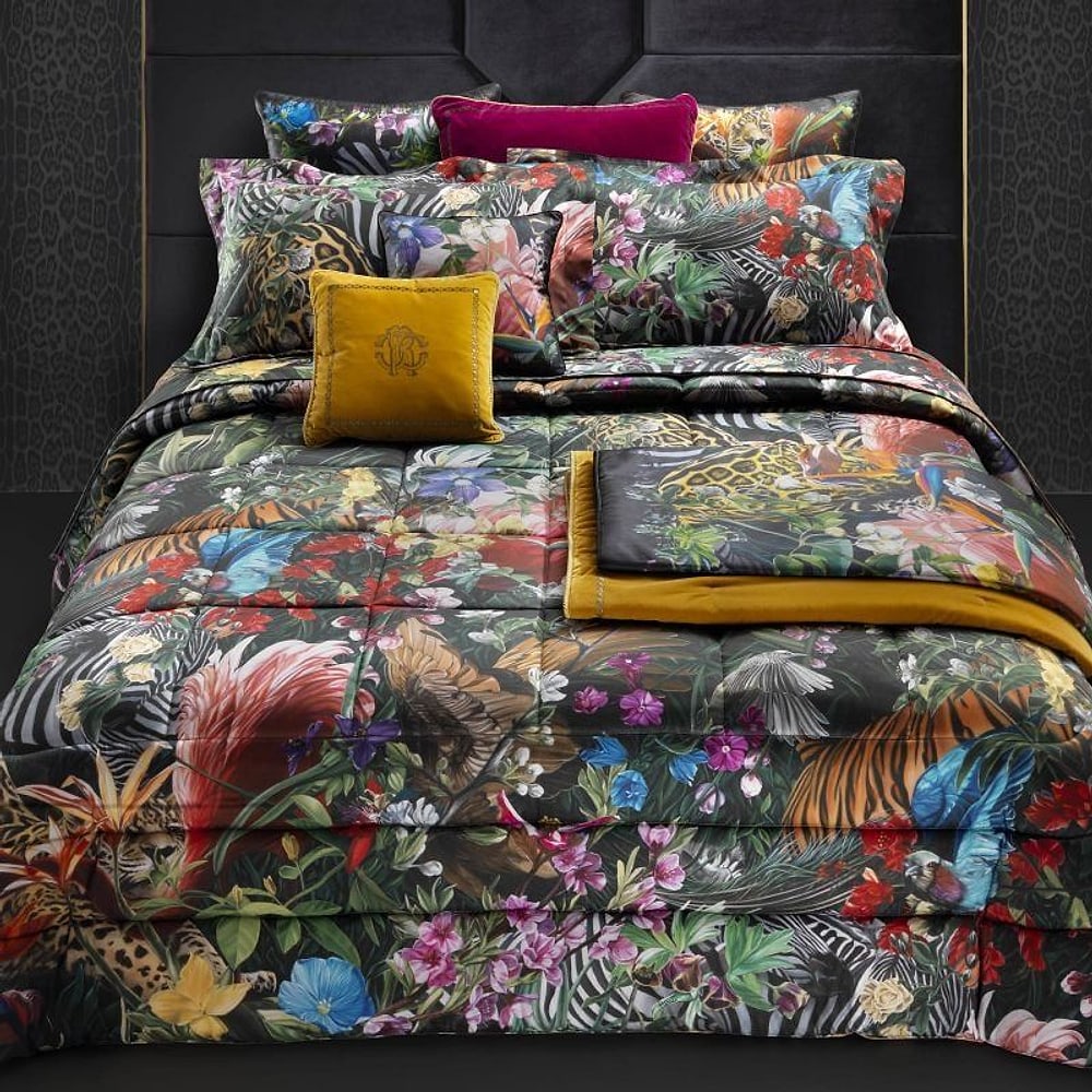 Completo letto a fantasia scura con cuscini colorati