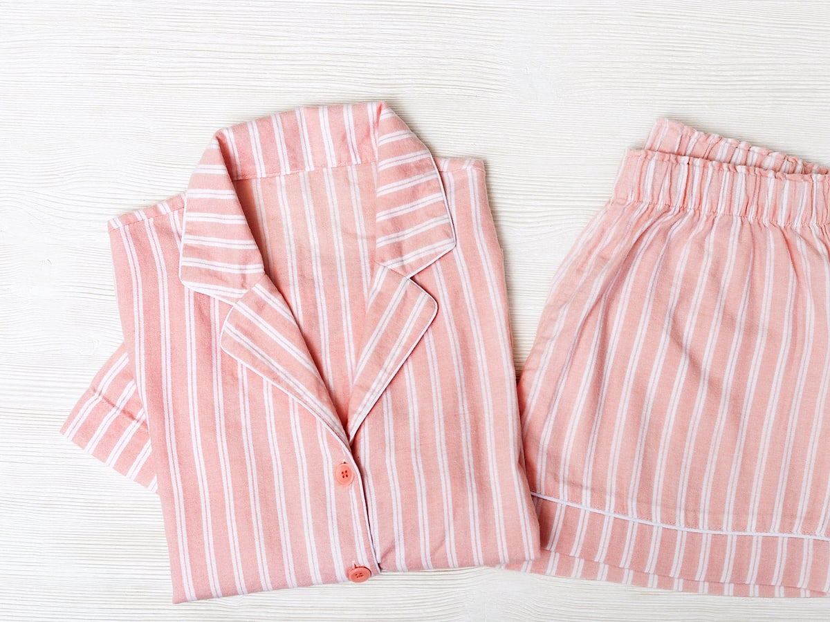 Completo pigiama a righe rosa piegato