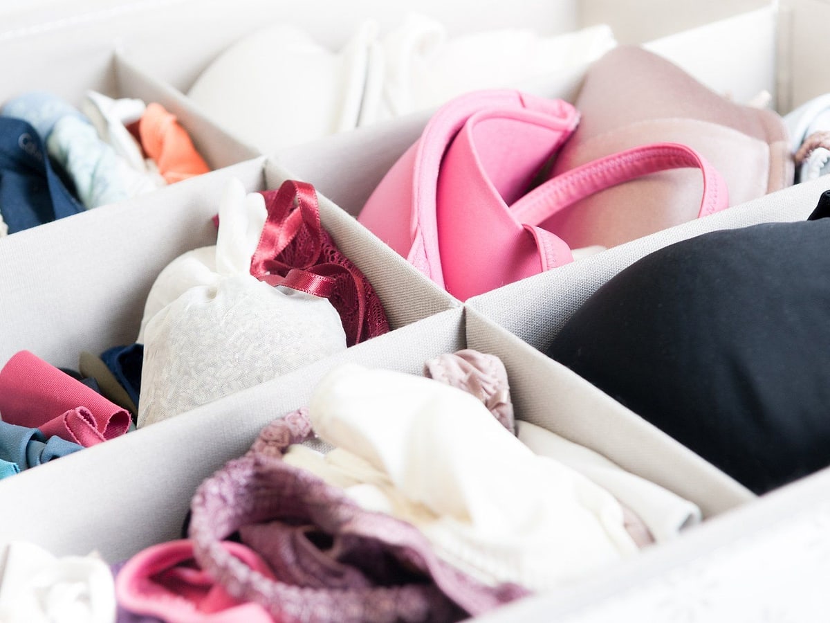 Cassetto organizzato con capi di biancheria intima